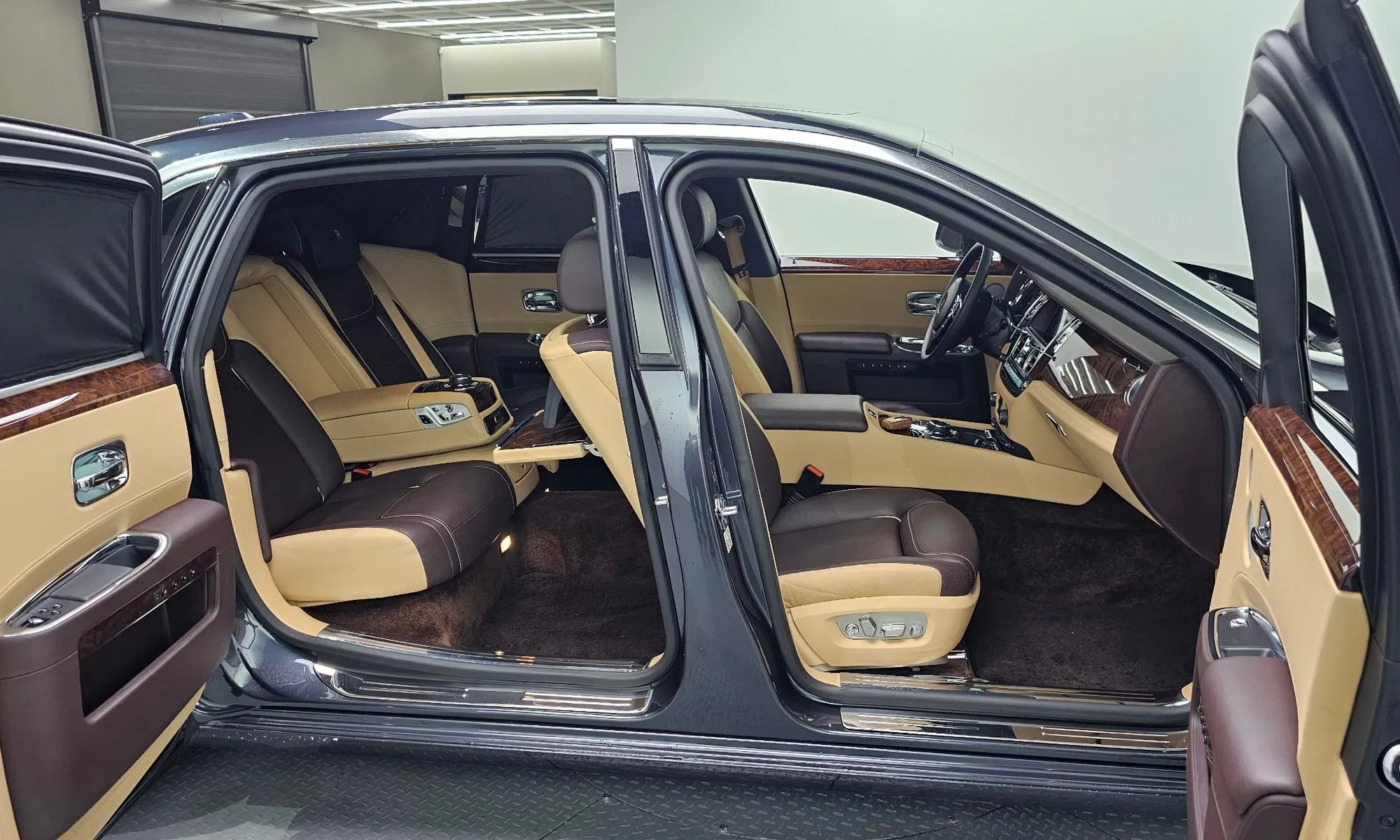 2017 Rolls-Royce Ghost Sold VIN SCA664L08JUX70279 – trunk area