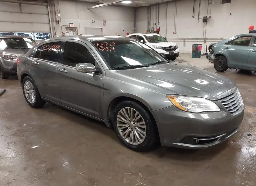 2013 CHRYSLER 200 Used VIN 1C3CCBCG3DN593455 – trunk area