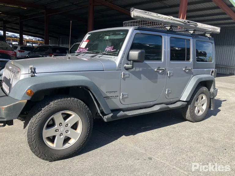 2014 Jeep Wrangler Used VIN 1C4HJWKG1DL663871 – trunk area