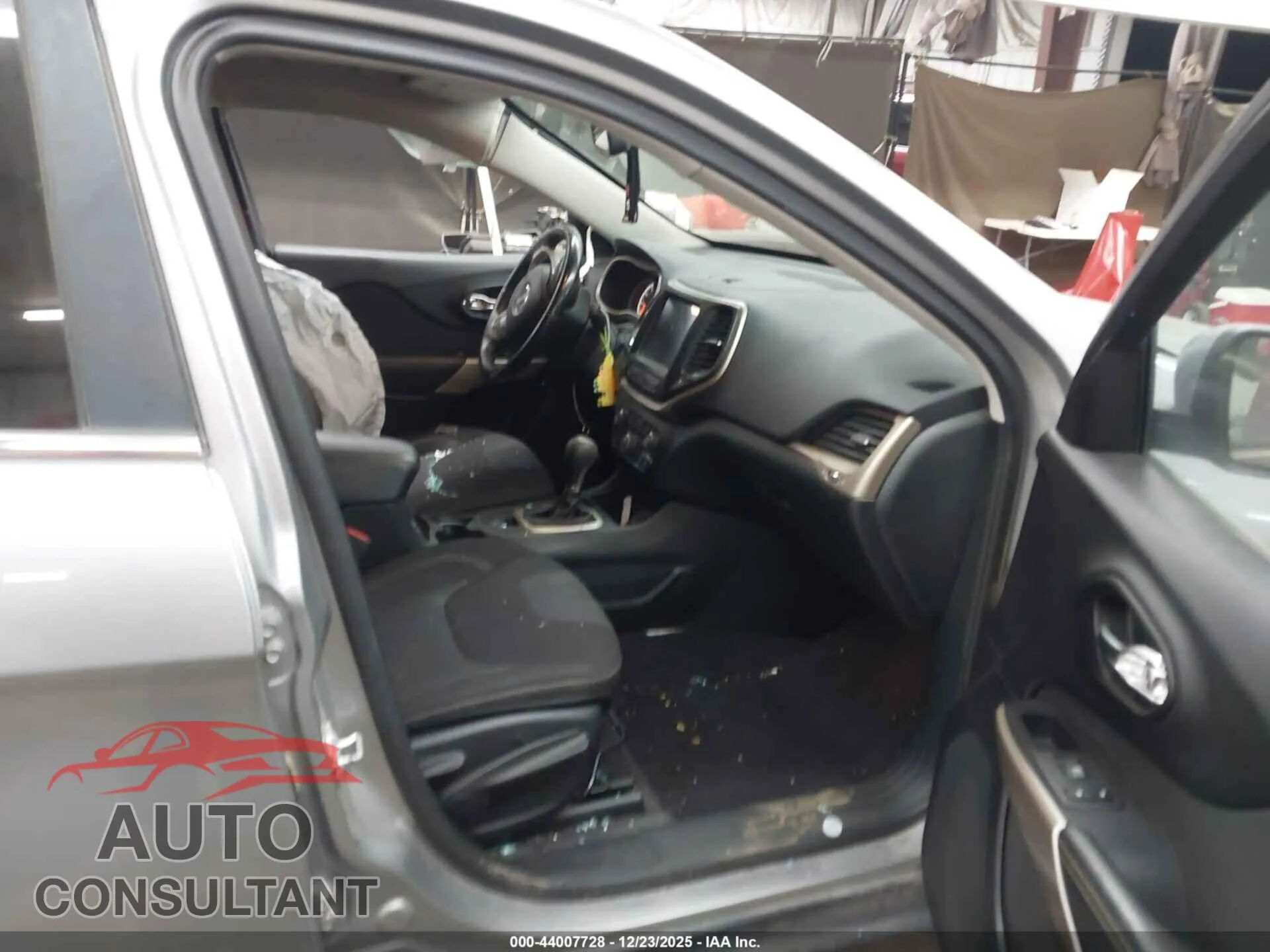 2017 JEEP CHEROKEE Damaged VIN 1C4PJLCBXHW661571 – interior seats