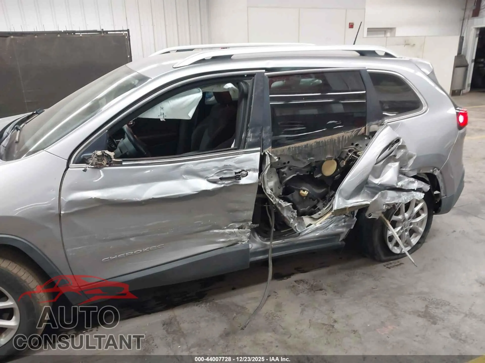 2017 JEEP CHEROKEE Damaged VIN 1C4PJLCBXHW661571 – engine bay