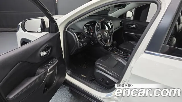 2019 Jeep Cherokee (KL) 2.4 Longitude High AWD Sold VIN 1C4PJMCB9KD125008 – trunk area