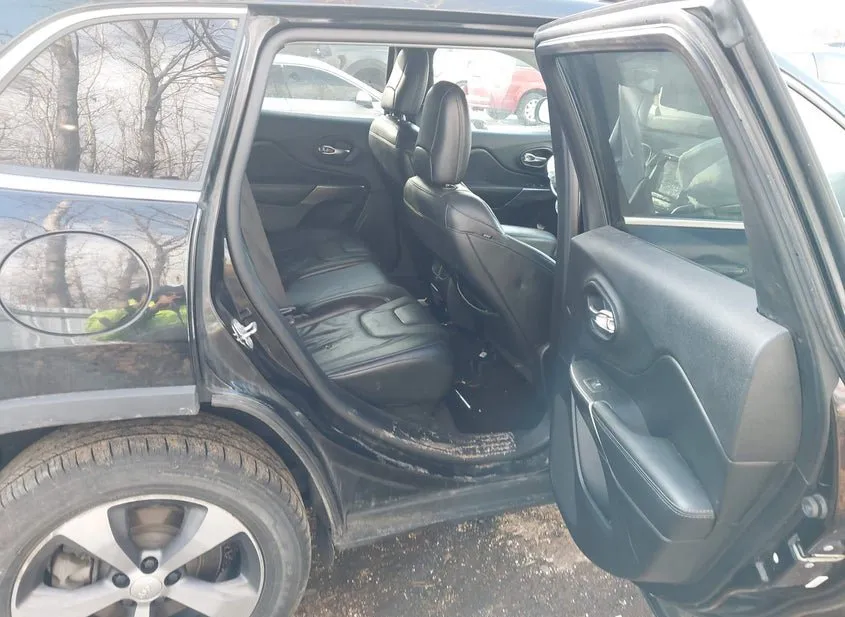 2019 JEEP Cherokee Used VIN 1C4PJMDX8KD444684 – interior seats 2019 JEEP Cherokee Used VIN 1C4PJMDX8KD444684 – interior seats