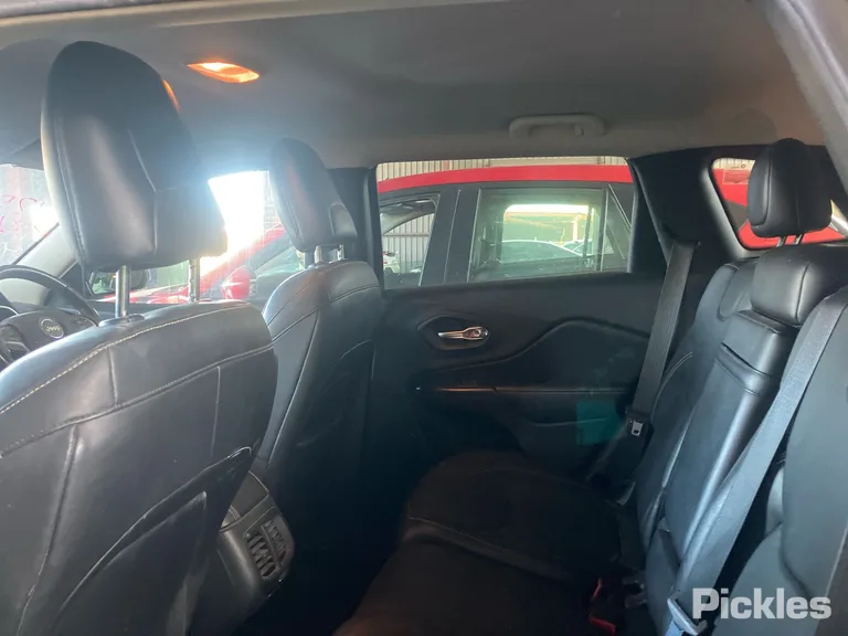 2014 Jeep Cherokee Used VIN 1C4PJMHS5FW518877 – interior seats