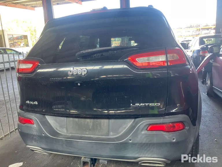 2014 Jeep Cherokee Used VIN 1C4PJMHS5FW518877 – trunk area