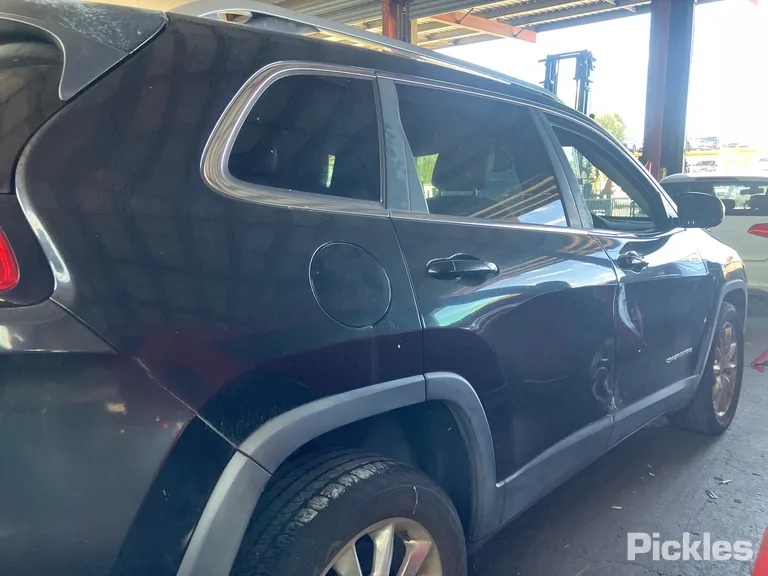 2014 Jeep Cherokee Used VIN 1C4PJMHS5FW518877 – photo 25