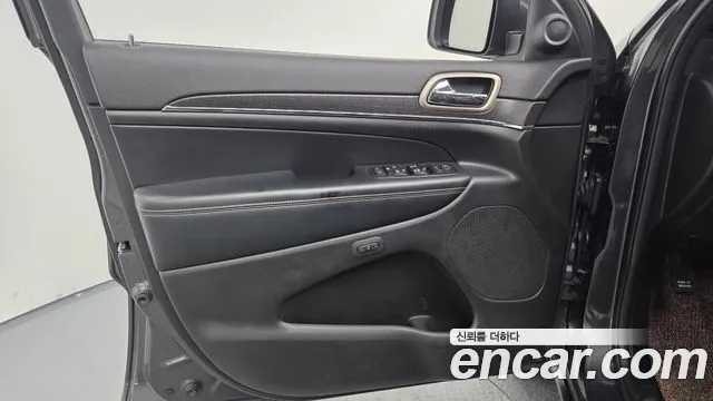 2017 Jeep Grand Cherokee 3.6 Limited Sold VIN 1C4RJFBG2HC747272 – trunk area