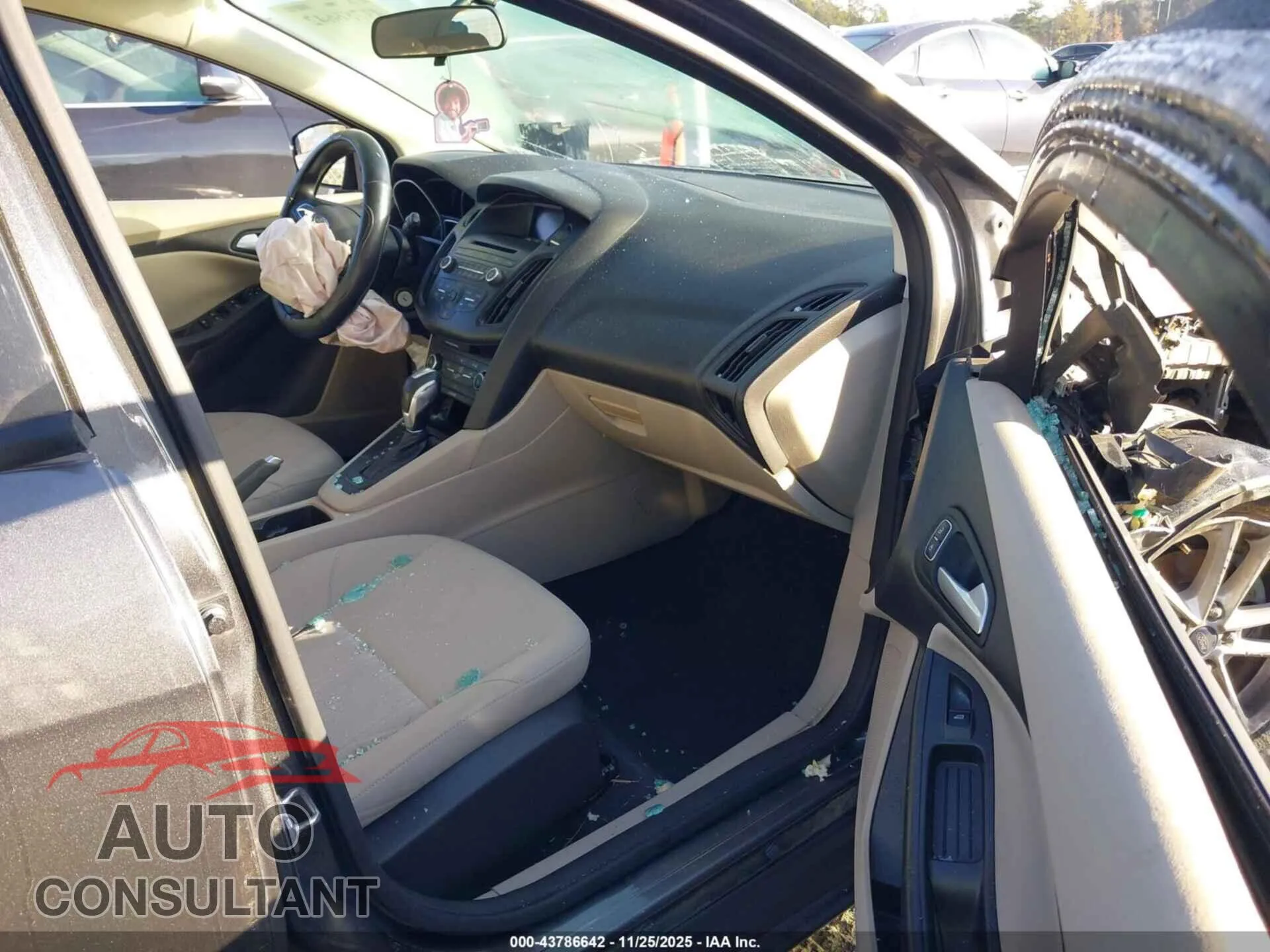 2015 FORD FOCUS Damaged VIN 1FADP3K20FL208907 – interior seats 2015 FORD FOCUS Damaged VIN 1FADP3K20FL208907 – interior seats