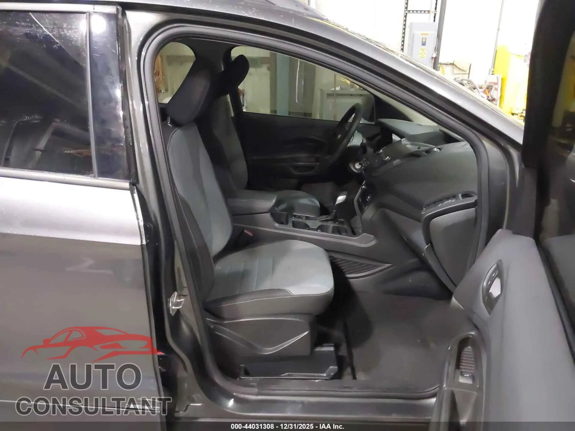 2019 FORD ESCAPE Damaged VIN 1FMCU0F79KUB24040 – interior seats