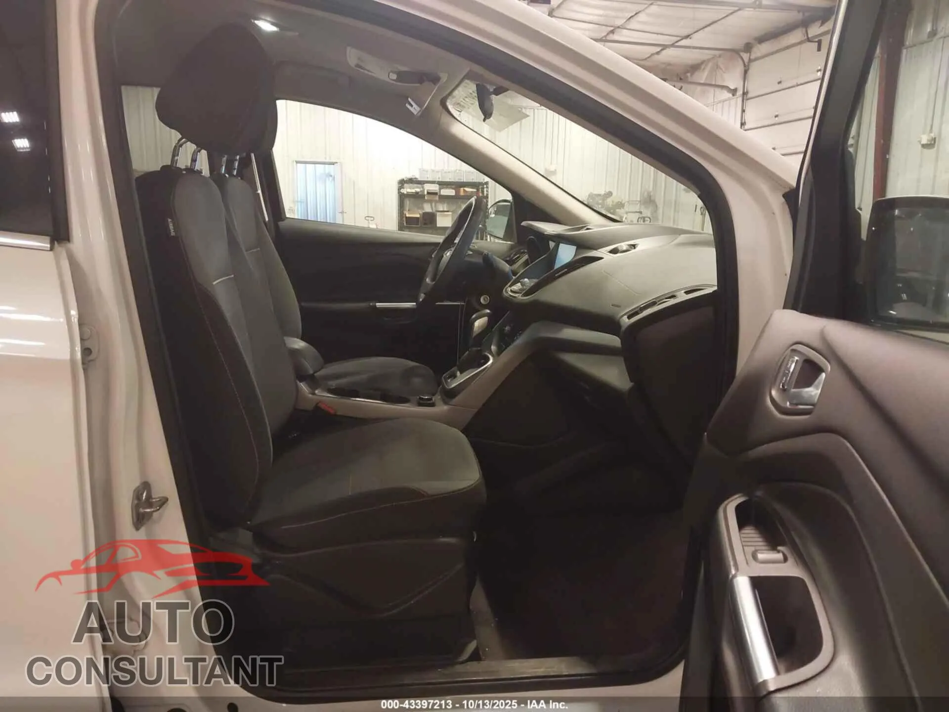 2014 FORD ESCAPE Damaged VIN 1FMCU0GX8EUB70705 – interior seats