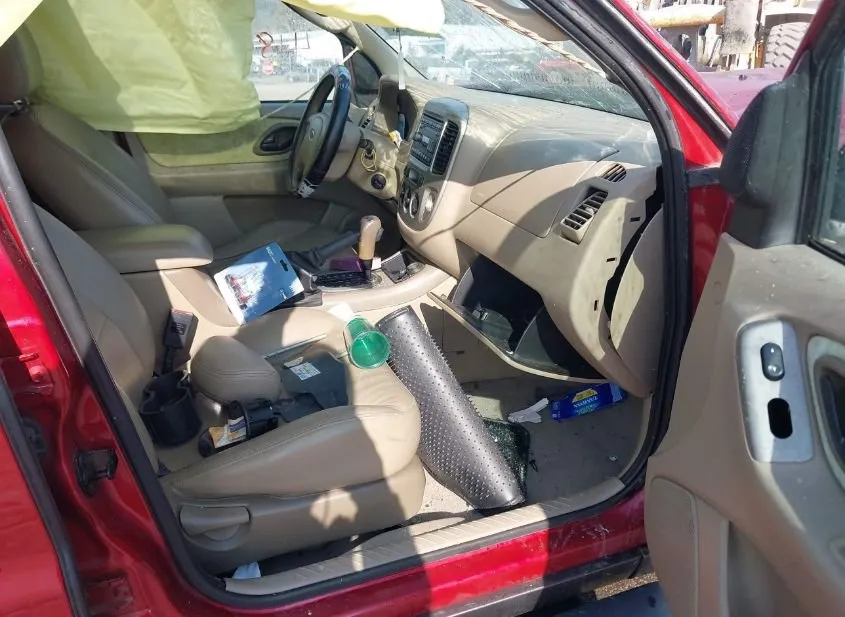 2005 FORD Escape Used VIN 1FMCU93115KA39052 – dashboard