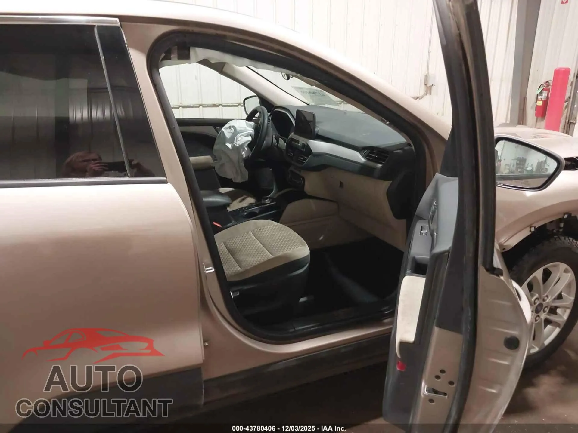 2020 FORD ESCAPE Damaged VIN 1FMCU9G6XLUA35220 – interior seats