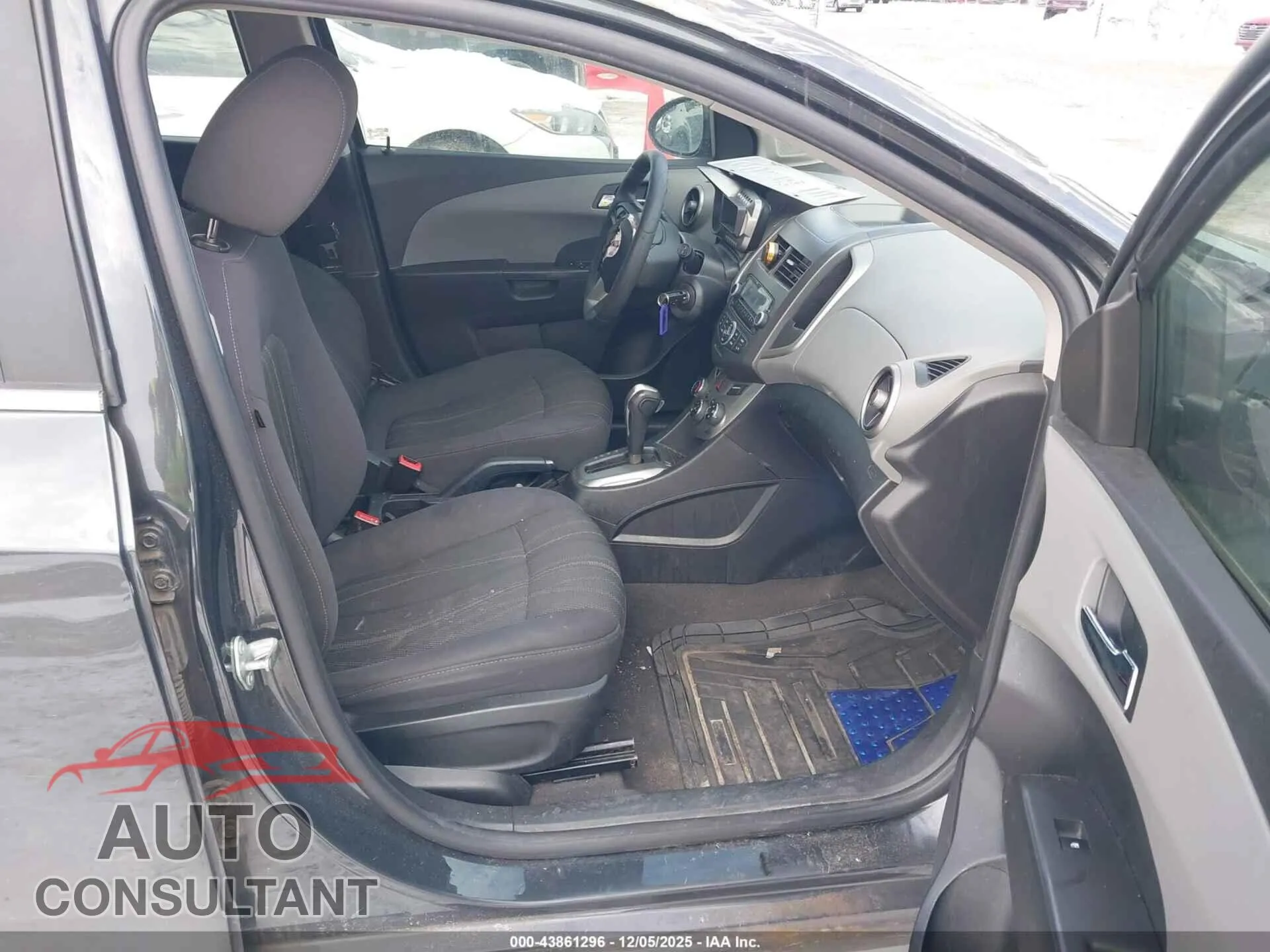 2014 CHEVROLET SONIC Damaged VIN 1G1JC6SH1E4202923 – interior seats