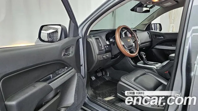 2022 Chevrolet Real New Colorado 3.6 Extreme-X 4WD Sold VIN 1GCPT9EN7N1235771 – interior seats