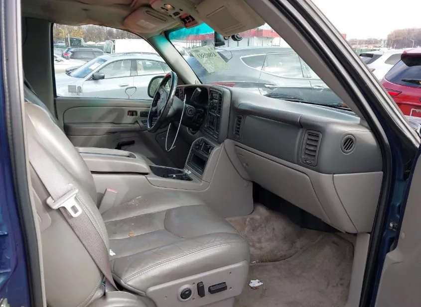 2005 CHEVROLET Tahoe Used VIN 1GNEK13T35R204460 – dashboard