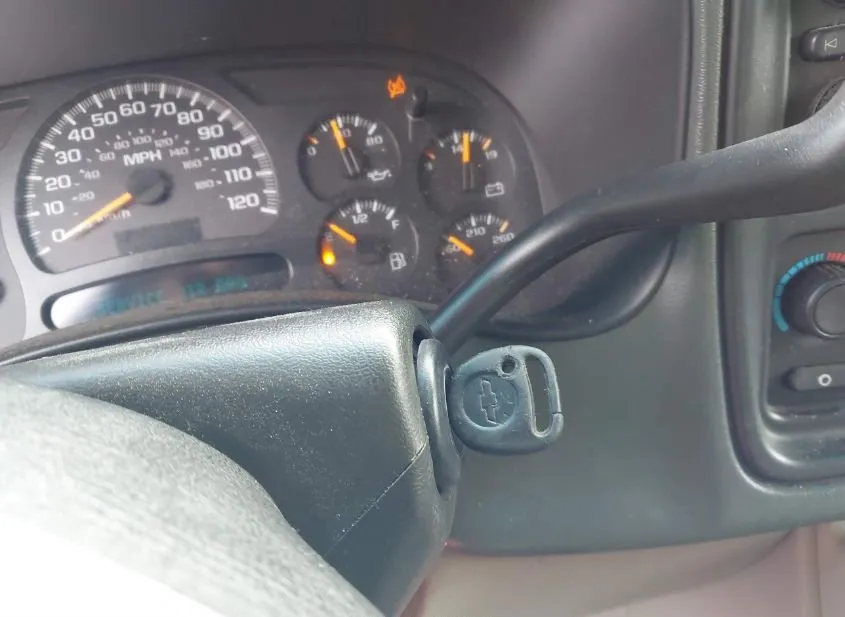 2005 CHEVROLET Tahoe Used VIN 1GNEK13T35R204460 – trunk area