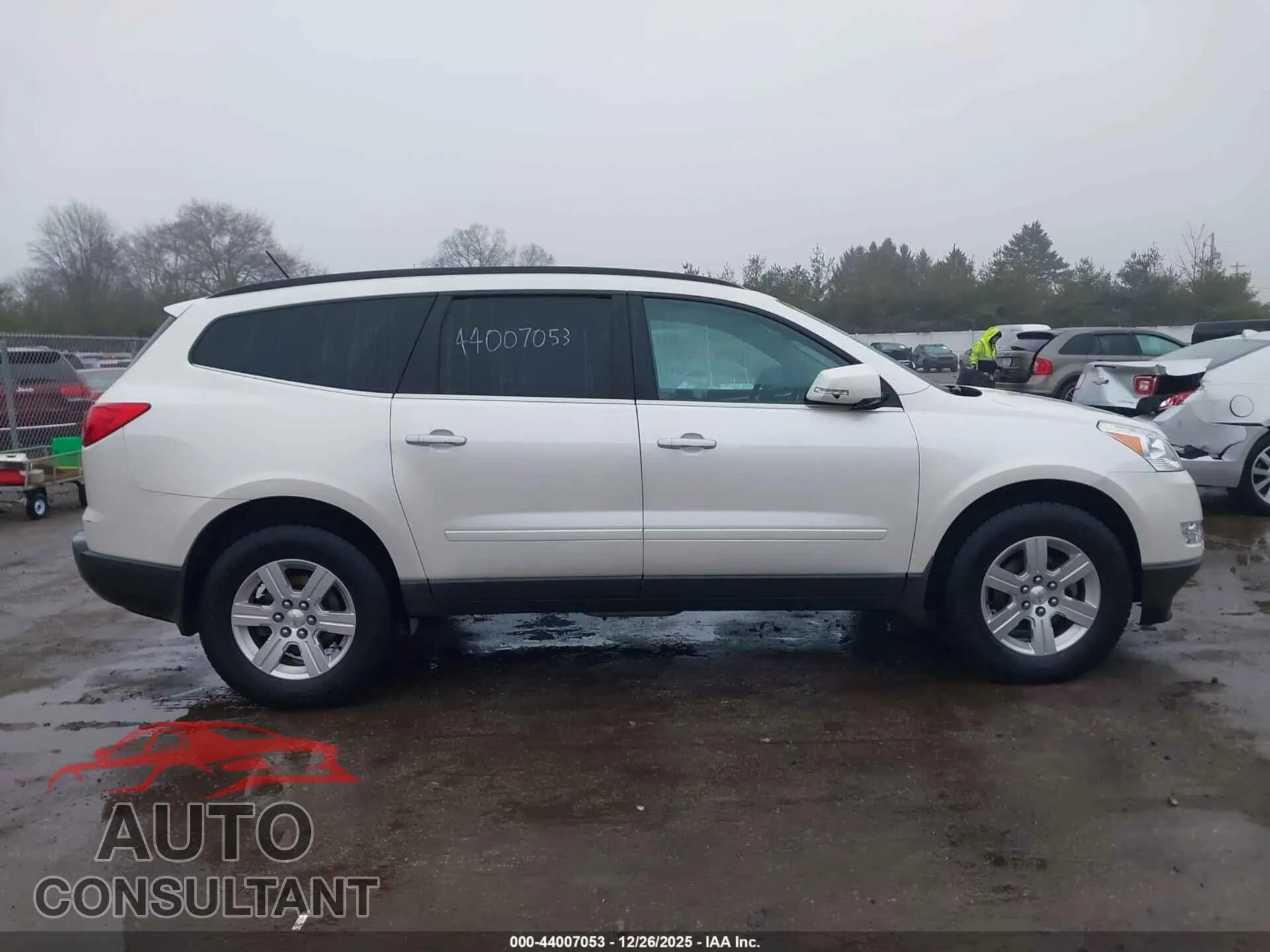 2011 CHEVROLET TRAVERSE Damaged VIN 1GNKRJED8BJ412705 – photo 13 2011 CHEVROLET TRAVERSE Damaged VIN 1GNKRJED8BJ412705 – photo 13