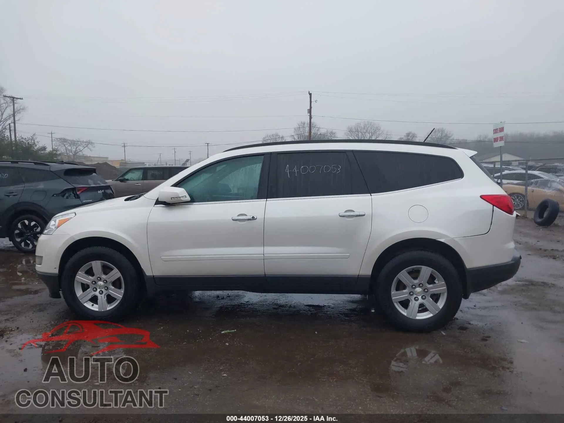 2011 CHEVROLET TRAVERSE Damaged VIN 1GNKRJED8BJ412705 – photo 14 2011 CHEVROLET TRAVERSE Damaged VIN 1GNKRJED8BJ412705 – photo 14
