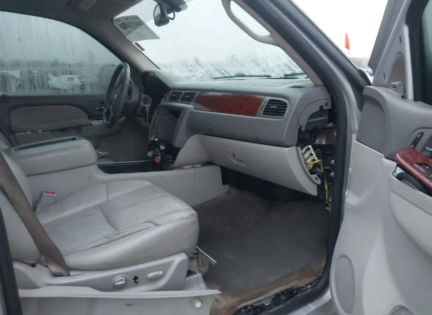 2010 CHEVROLET Tahoe Used VIN 1GNUCBE05AR186121 – photo 11