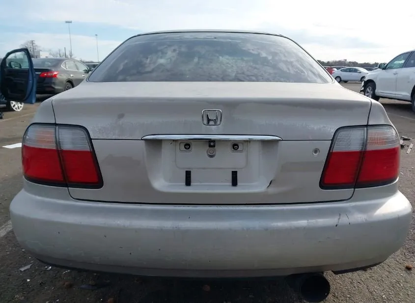 1997 HONDA Accord Used VIN 1HGCD5609VA204501 – side profile 1997 HONDA Accord Used VIN 1HGCD5609VA204501 – side profile