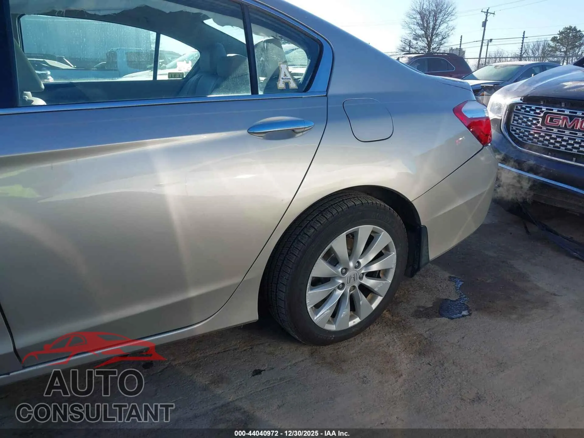 2014 HONDA ACCORD Damaged VIN 1HGCR3F81EA018141 – engine bay