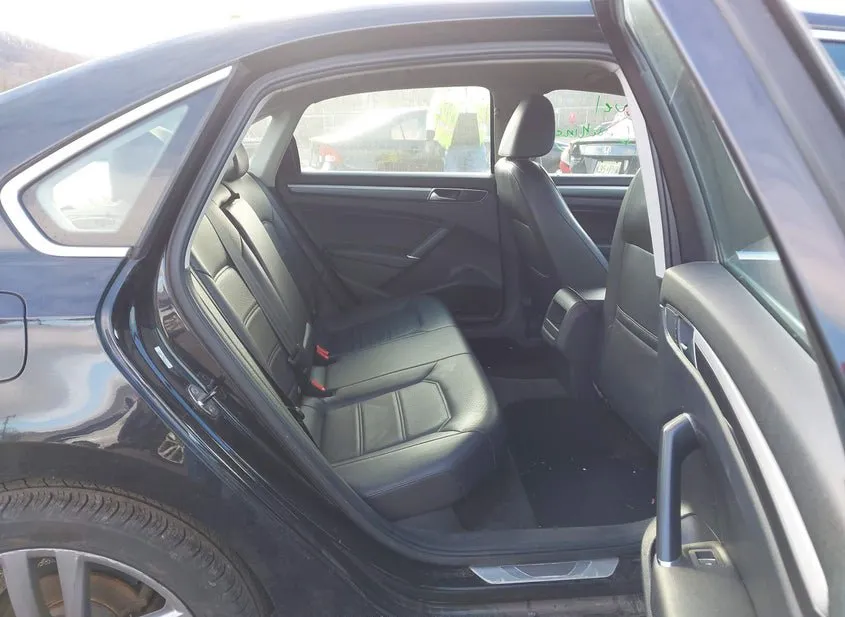 2017 VOLKSWAGEN Passat Used VIN 1VWDT7A31HC044431 – trunk area