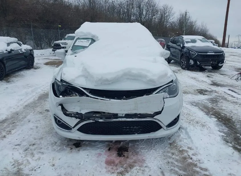 2018 CHRYSLER Pacifica Used VIN 2C4RC1BG2JR233657 – trunk area 2018 CHRYSLER Pacifica Used VIN 2C4RC1BG2JR233657 – trunk area