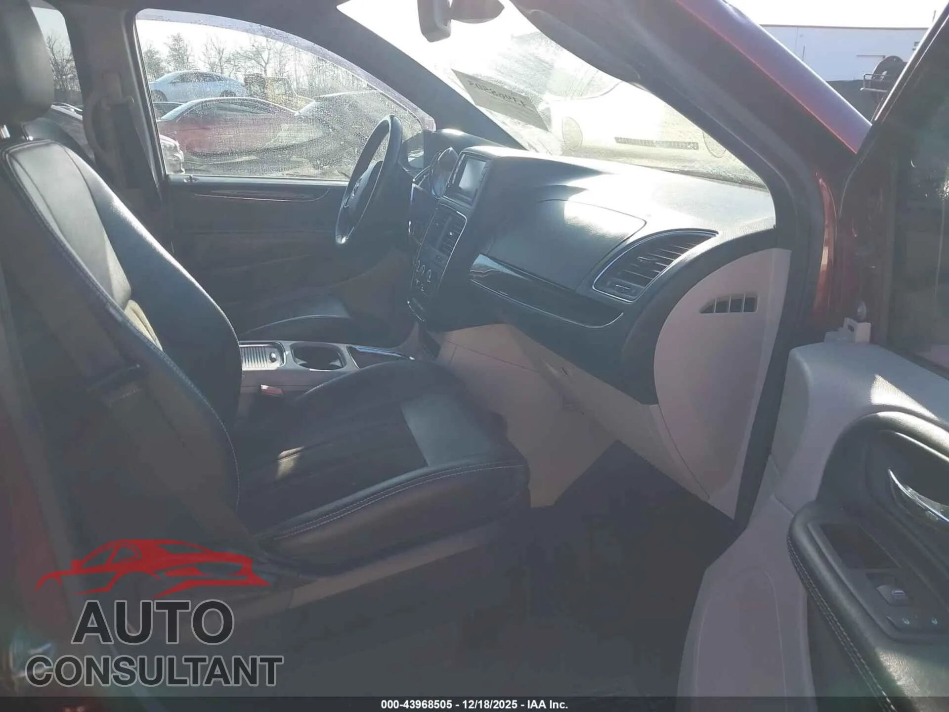 2019 DODGE GRAND CARAVAN Damaged VIN 2C4RDGCG8KR611903 – interior seats