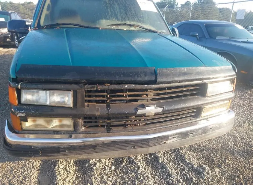 1995 CHEVROLET GMT-400 Used VIN 2GCEC19K5S1295515 – engine bay 1995 CHEVROLET GMT-400 Used VIN 2GCEC19K5S1295515 – engine bay