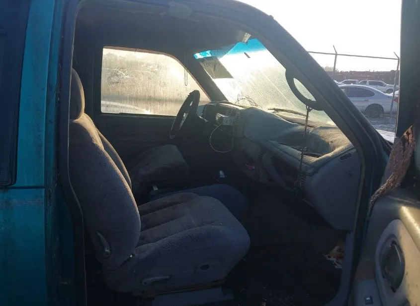 1995 CHEVROLET GMT-400 Used VIN 2GCEC19K5S1295515 – trunk area 1995 CHEVROLET GMT-400 Used VIN 2GCEC19K5S1295515 – trunk area