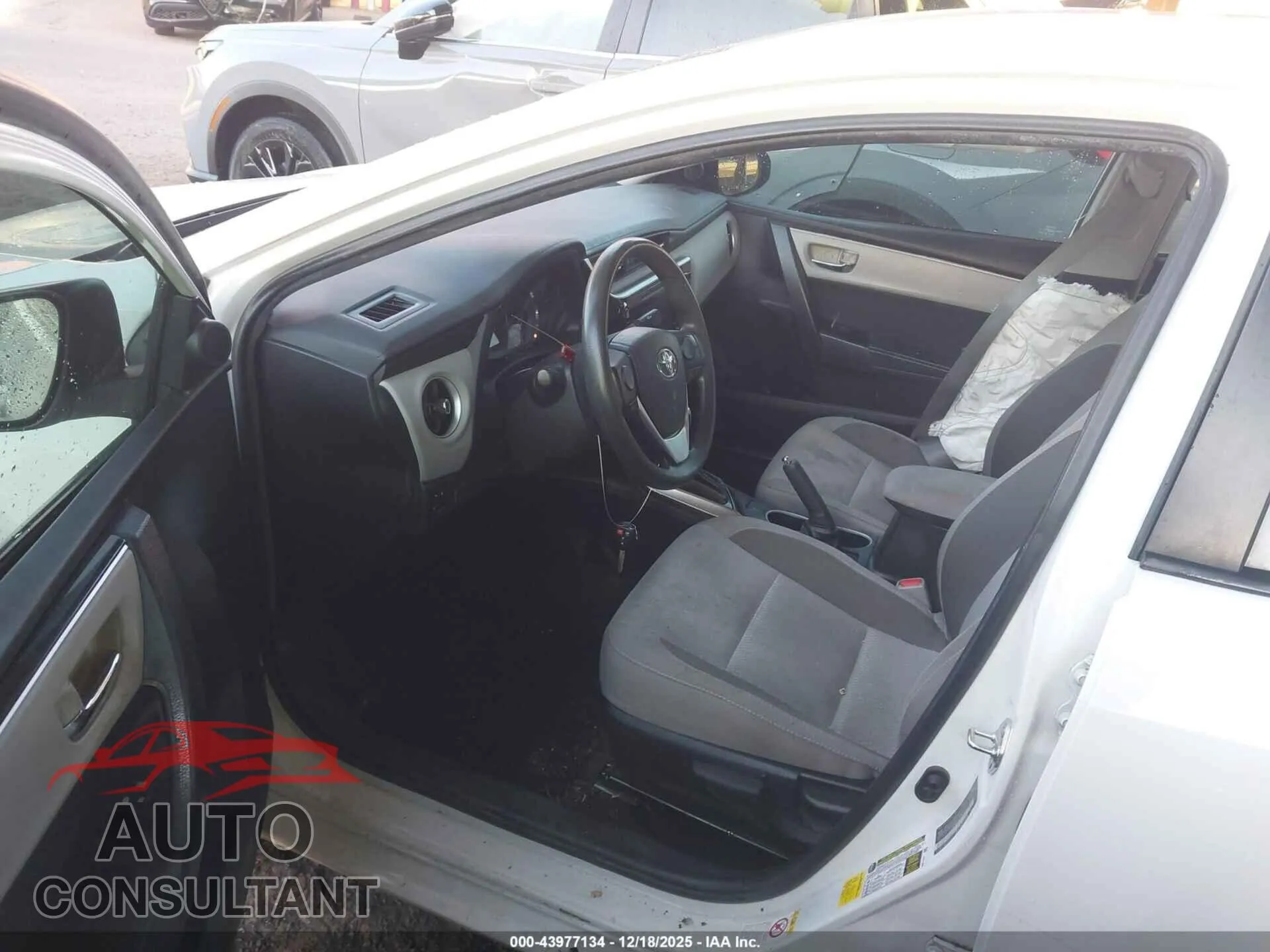 2019 TOYOTA COROLLA Damaged VIN 2T1BURHE0KC196208 – interior seats