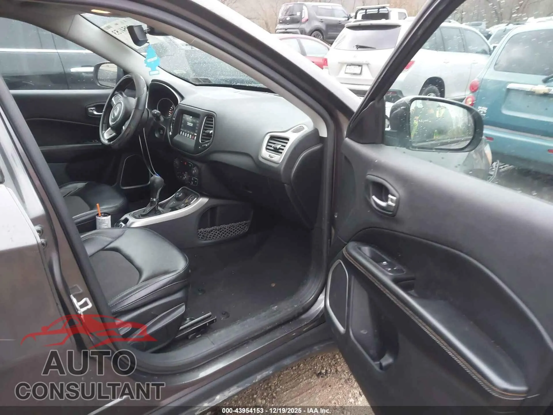 2019 JEEP COMPASS Damaged VIN 3C4NJDBB7KT849699 – interior seats