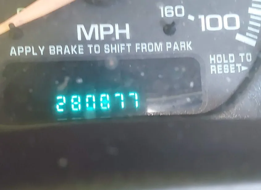 2002 CHEVROLET Avalanche Used VIN 3GNEC13T12G100560 – trunk area