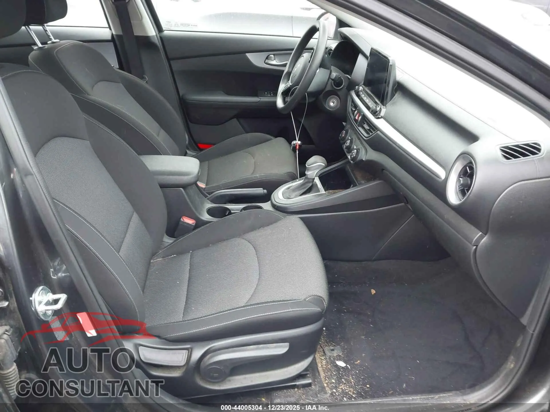 2022 KIA FORTE Damaged VIN 3KPF24ADXNE451593 – interior seats