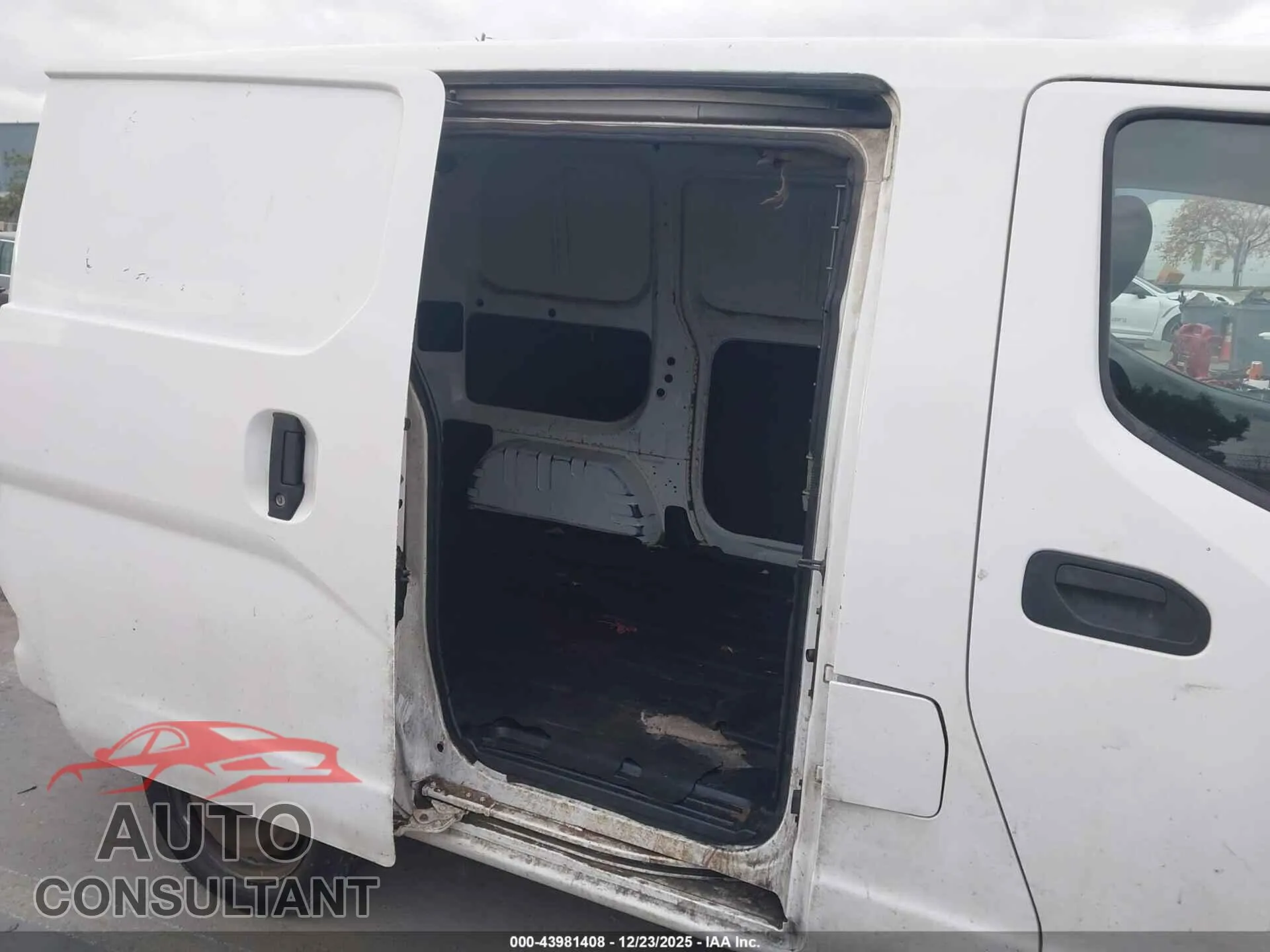 2015 NISSAN NV200 Damaged VIN 3N6CM0KN6FK719777 – undercarriage
