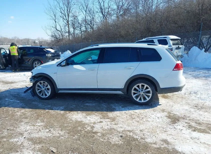 2017 VOLKSWAGEN Golf Alltrack Used VIN 3VWH17AU2HM540918 – side profile