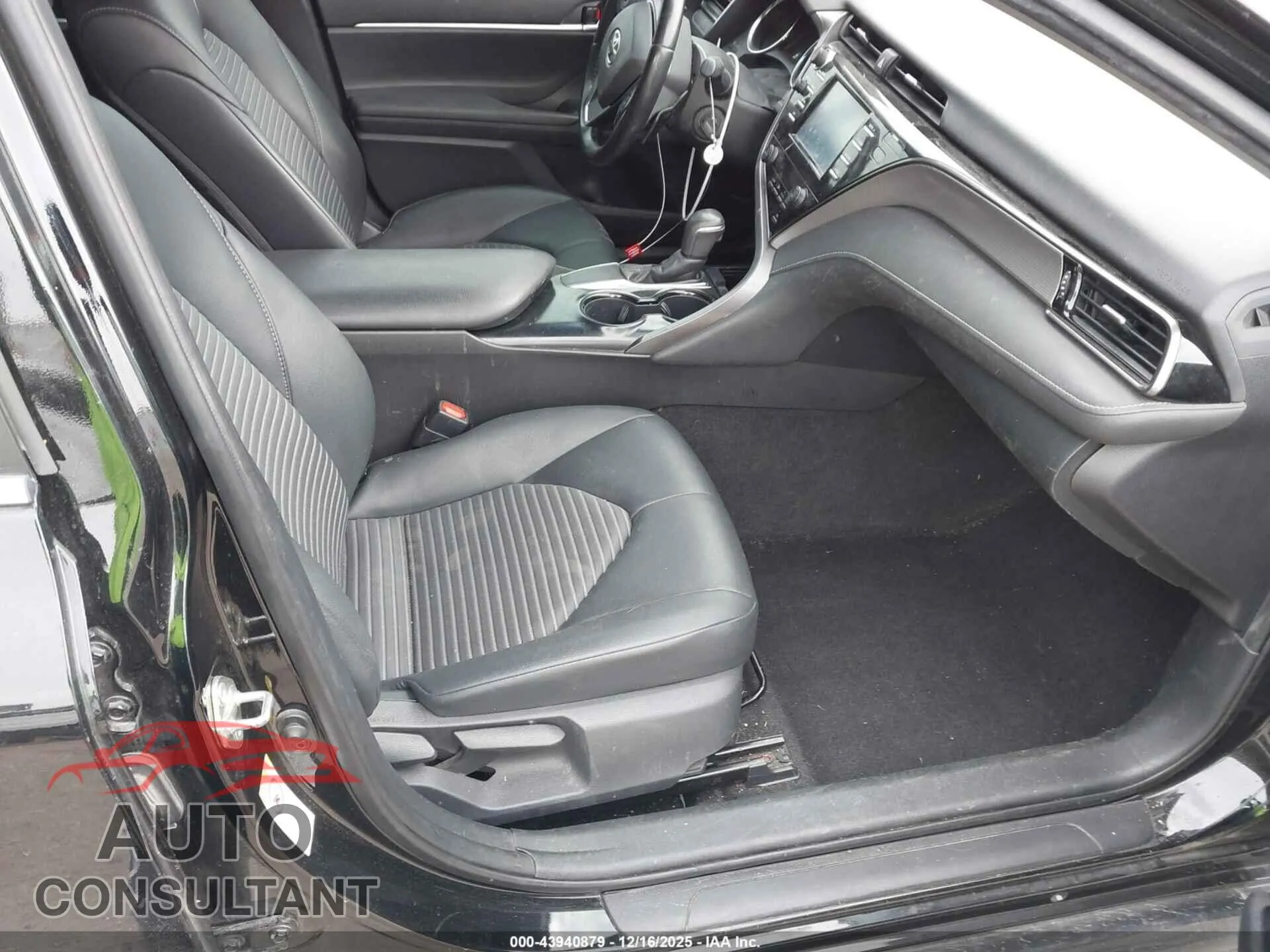 2019 TOYOTA CAMRY Damaged VIN 4T1B11HK2KU701423 – interior seats