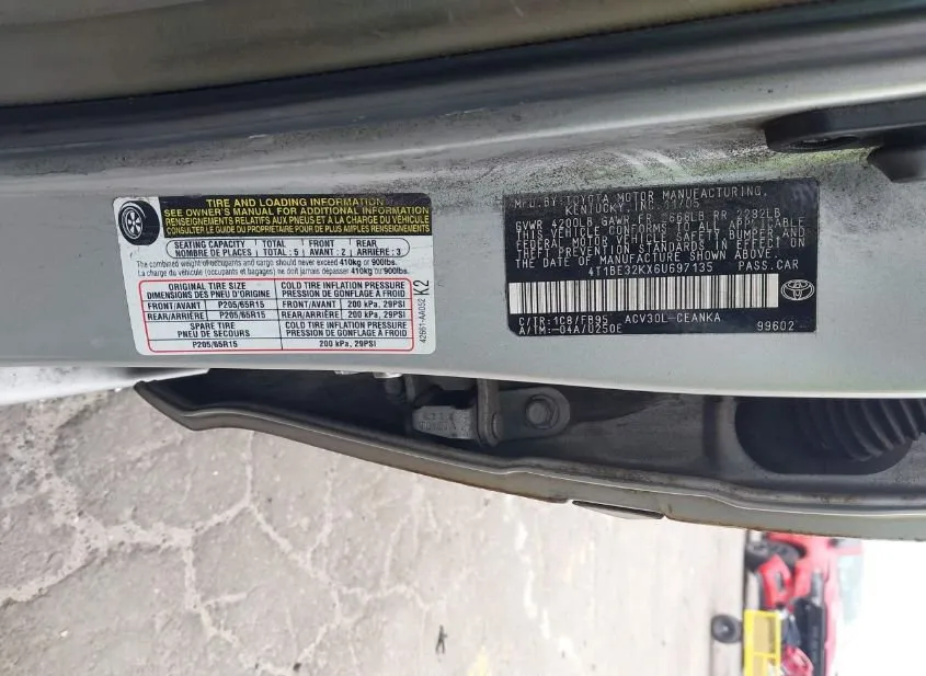 2006 TOYOTA Camry Used VIN 4T1BE32KX6U697135 – trunk area 2006 TOYOTA Camry Used VIN 4T1BE32KX6U697135 – trunk area