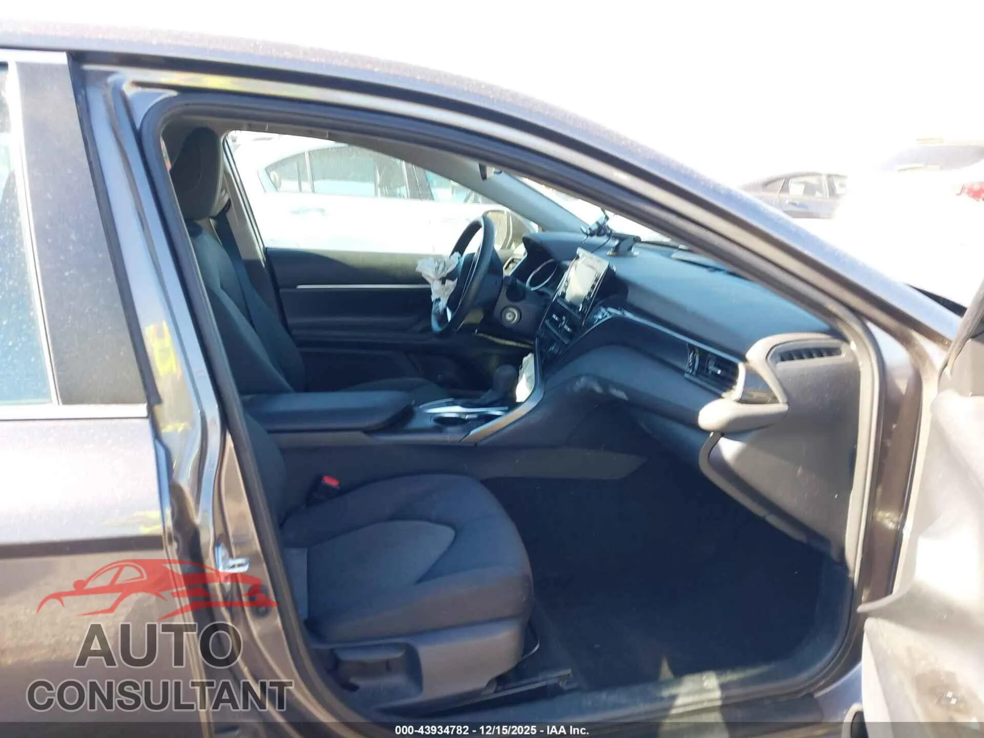 2022 TOYOTA CAMRY Damaged VIN 4T1C11AK2NU674453 – interior seats