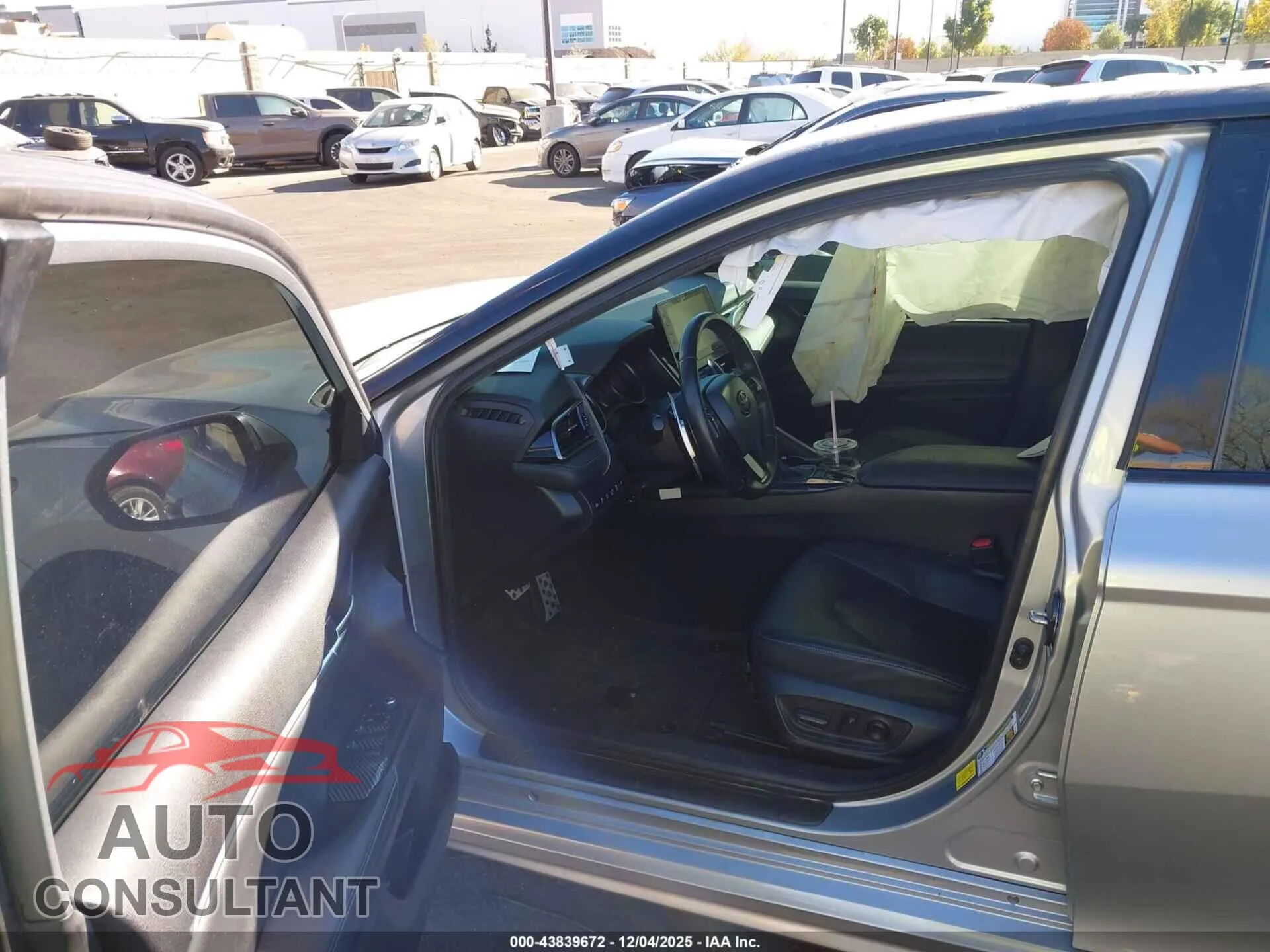 2022 TOYOTA CAMRY Damaged VIN 4T1KZ1AKXNU068144 – interior seats