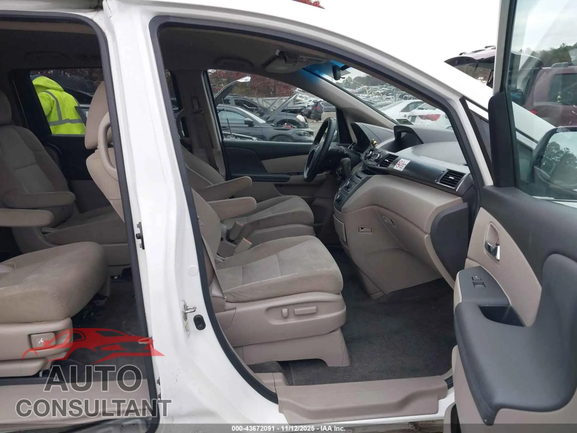 2014 HONDA ODYSSEY Damaged VIN 5FNRL5H2XEB003093 – interior seats