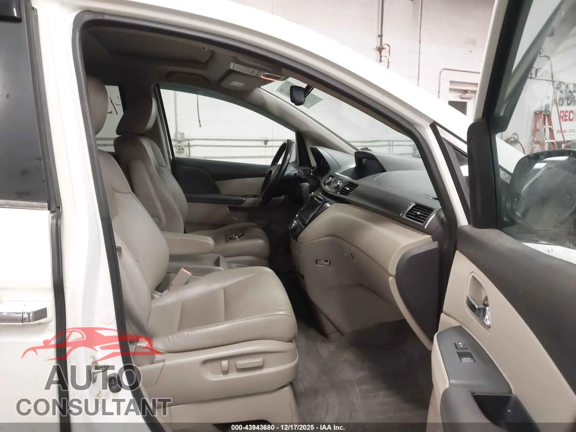 2015 HONDA ODYSSEY Damaged VIN 5FNRL5H6XFB068370 – interior seats