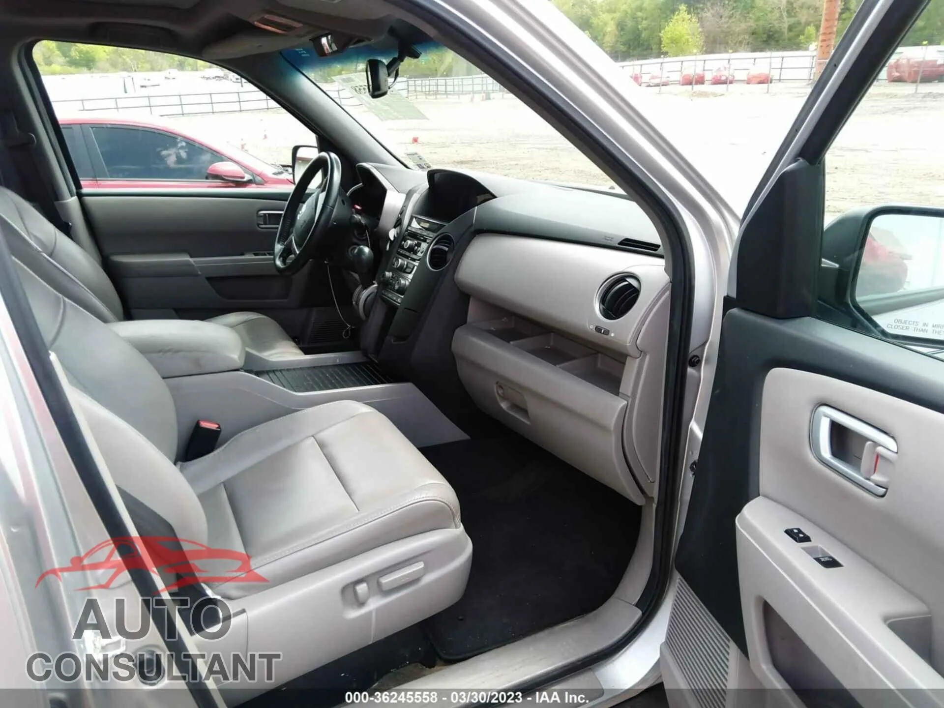 2014 HONDA PILOT Damaged VIN 5FNYF3H55EB004587 – interior seats