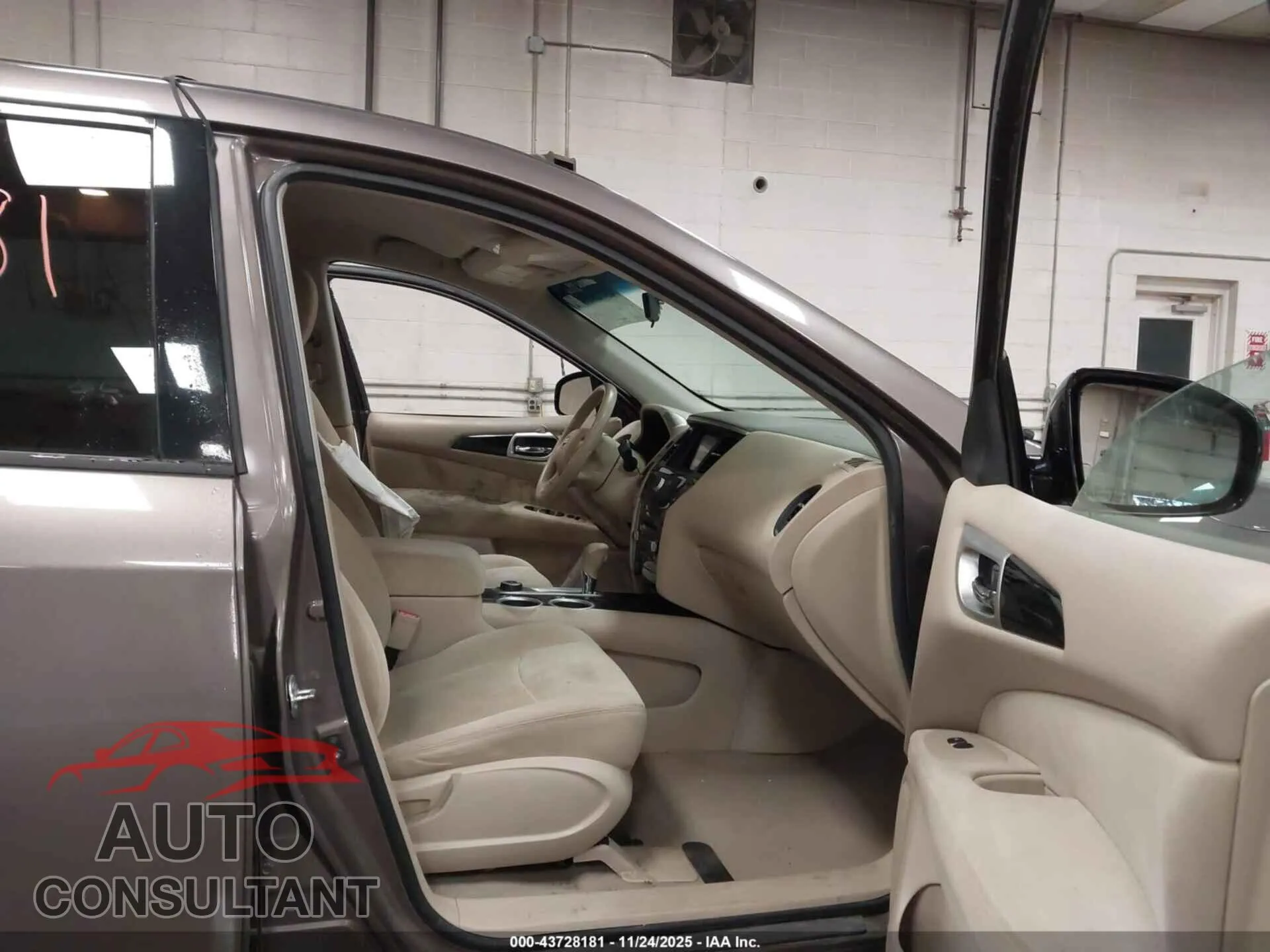 2014 NISSAN PATHFINDER Damaged VIN 5N1AR2MM7EC610241 – interior seats 2014 NISSAN PATHFINDER Damaged VIN 5N1AR2MM7EC610241 – interior seats