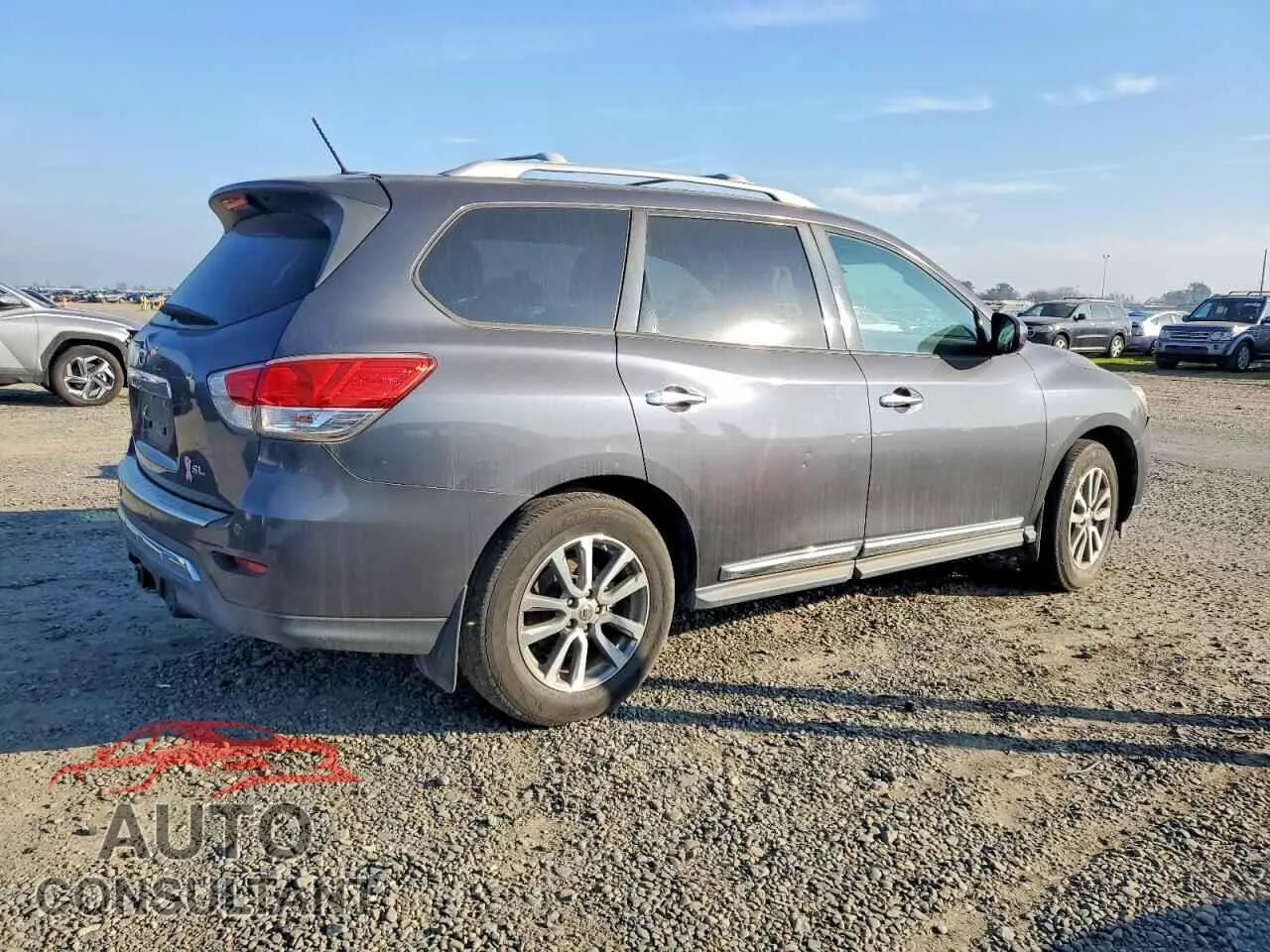 2014 NISSAN PATHFINDER Damaged VIN 5N1AR2MN7EC604111 – side profile