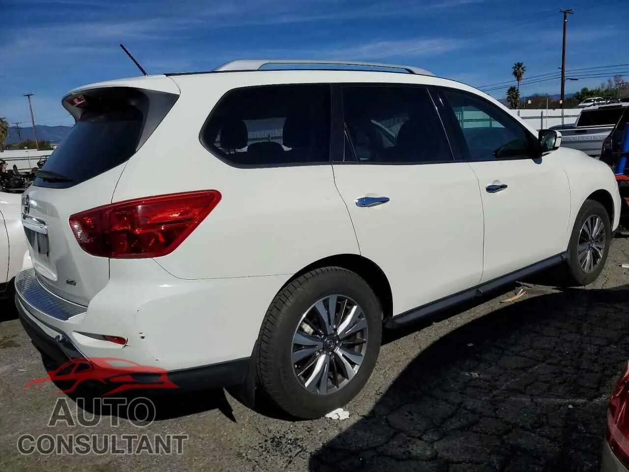 2017 NISSAN PATHFINDER Damaged VIN 5N1DR2MM6HC633284 – side profile