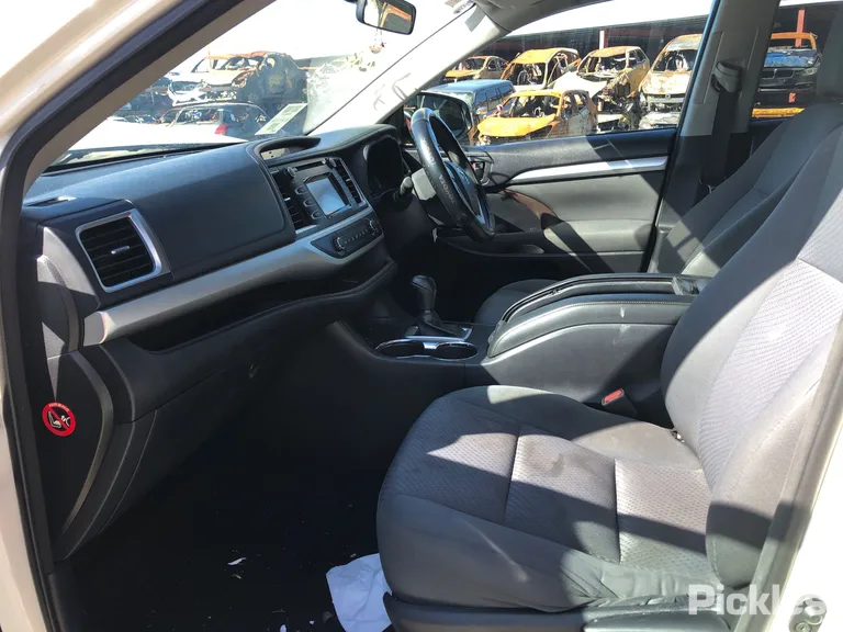 2014 Toyota Kluger Used VIN 5TDBK3FHX0S061578 – trunk area