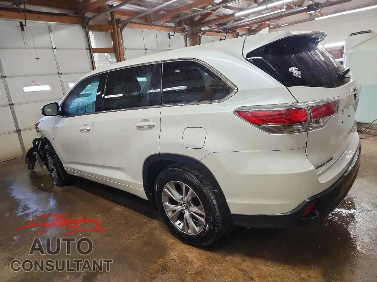 2016 TOYOTA HIGHLANDER Damaged VIN 5TDBKRFH8GS330075 – rear exterior