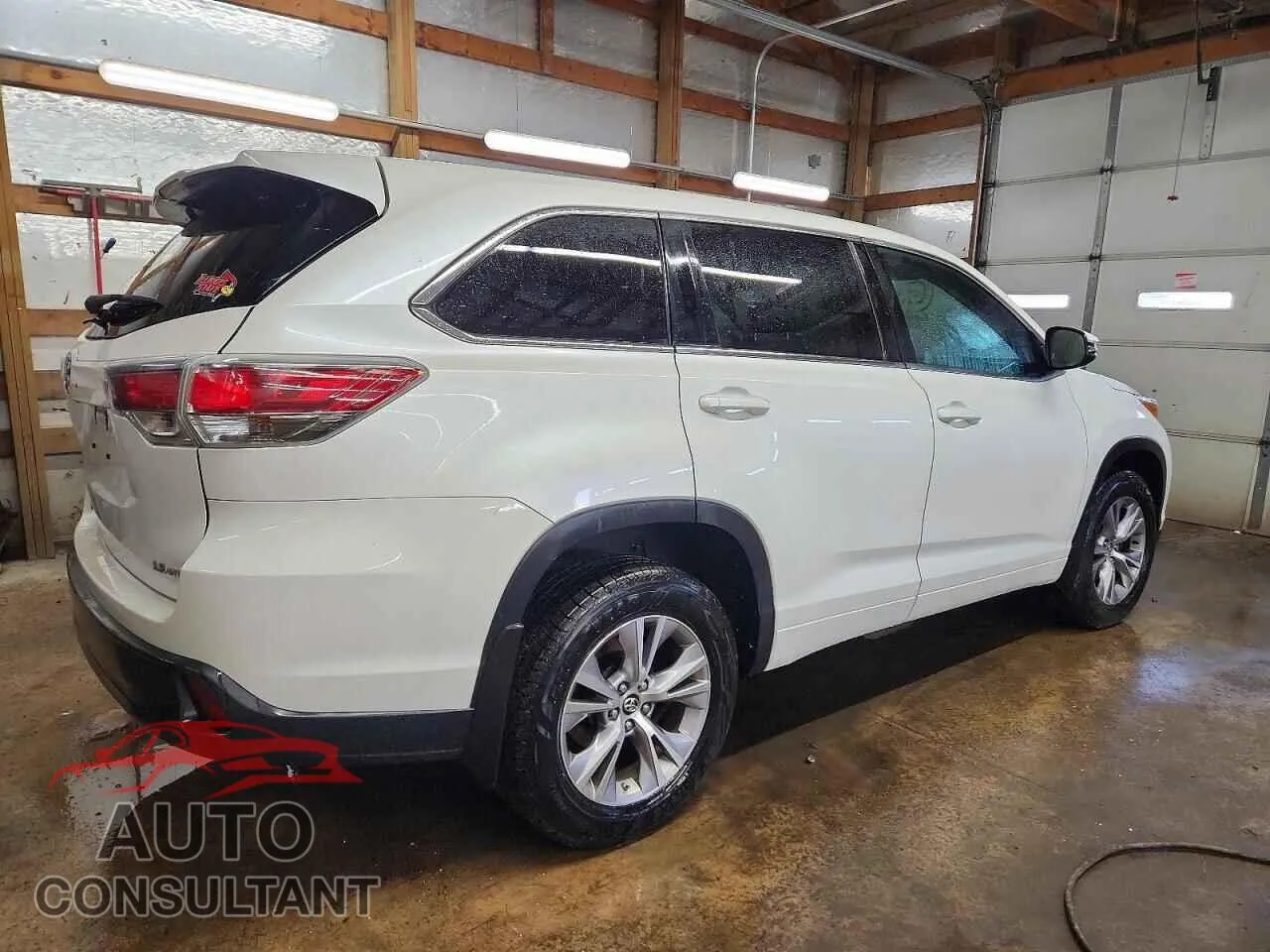 2016 TOYOTA HIGHLANDER Damaged VIN 5TDBKRFH8GS330075 – side profile