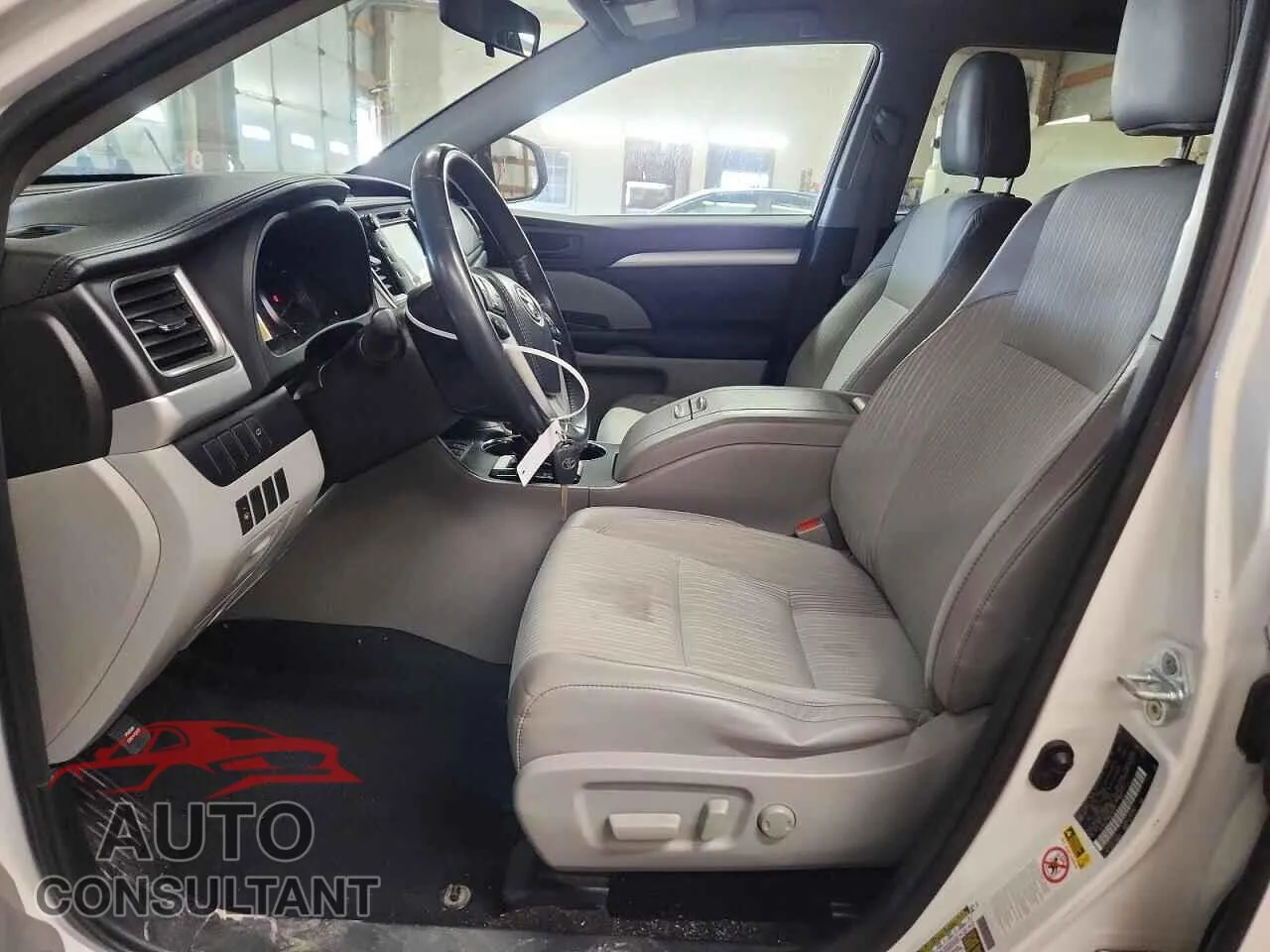 2016 TOYOTA HIGHLANDER Damaged VIN 5TDBKRFH8GS330075 – exterior detail